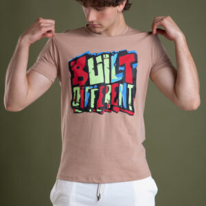 Remera estampada BUILT DIFERENT